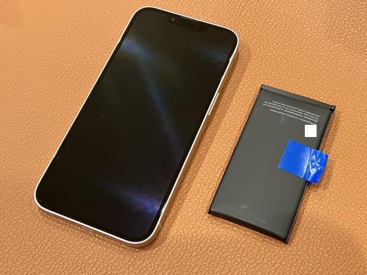 バッテリー膨張したiPhone13　バッテリー交換しました！！